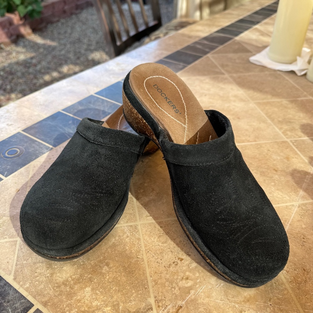 DOCKERS black suede clogs Size 8
